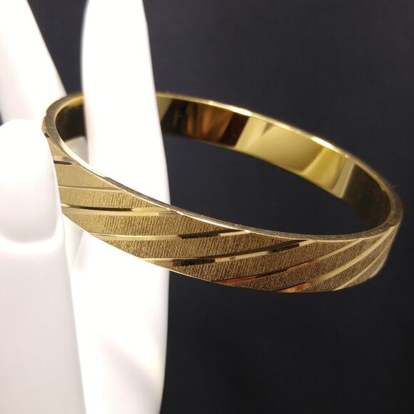Monet 60s Textured Striped Gold Plate Bangle Bracelet Vintage Jewelry Book Piece - Picture 4 of 10